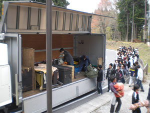 松元サービスの楽器輸送 小編成 吹奏楽楽器 4tエアサス パワーゲート車