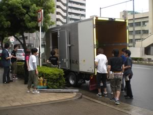松元サービスのイベント・演劇舞台セット輸送 舞台用品のトラック輸送 2t車